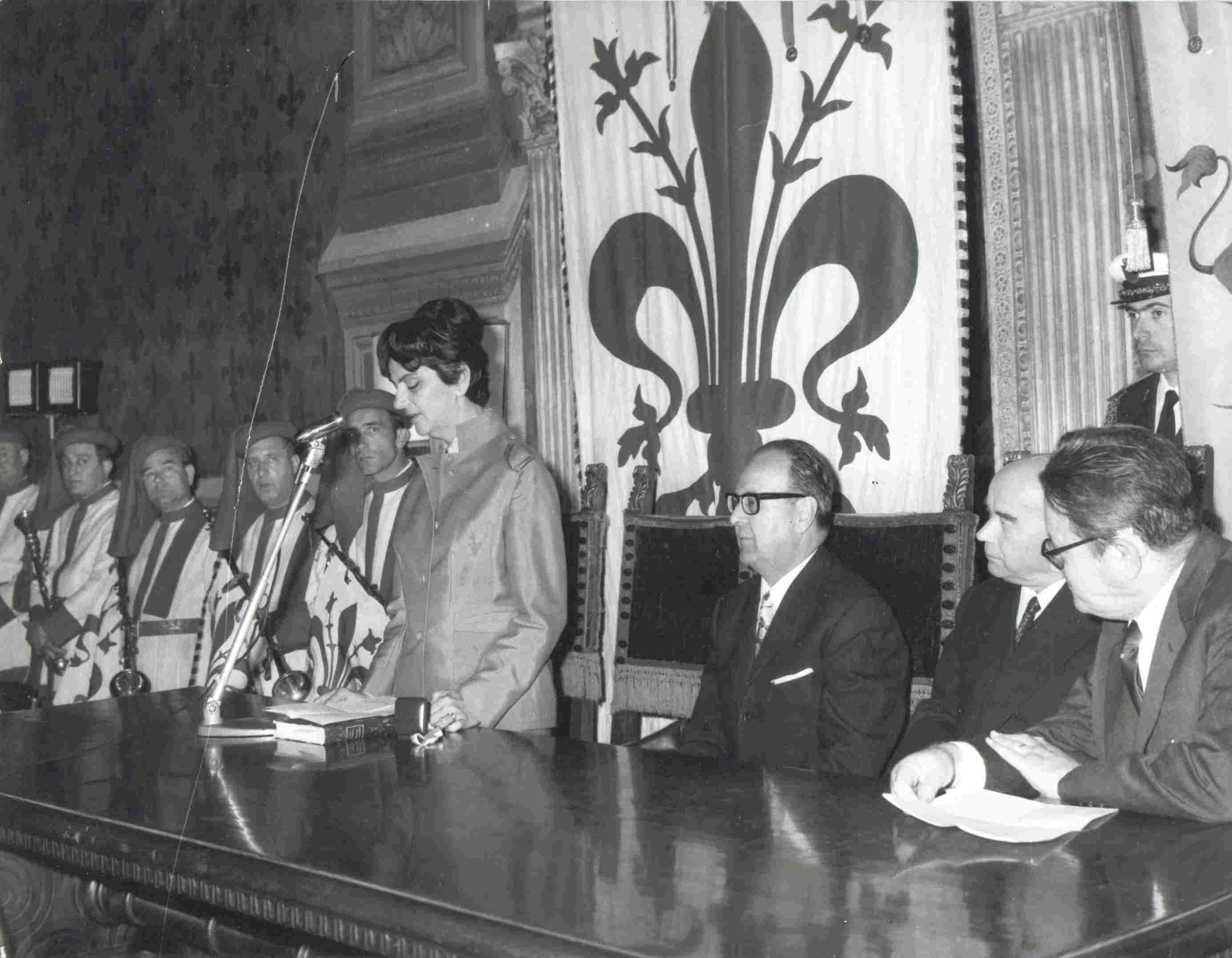 Medaglia d,oro della Unione Fiorentina 
conferito alla signora Eta Boeriu
per la traduzione della "Divina Commedia"
Firenze - Palazzo Vecchio
24 maggio 1970
